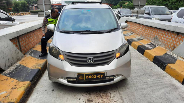 Mobil yang menggunakan pelat dinas Polri bodong. Dok: Ist.