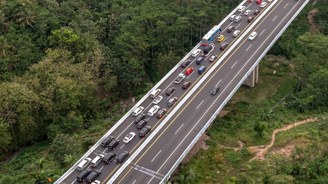 Foto udara sejumlah kendaraan roda empat melaju perlahan di Jalan Tol Trans Jawa, Semarang-Solo Km 441 B, Bawen, Kabupaten Semarang, Jawa Tengah, Selasa (25/4/2023). Foto: Aji Styawan/Antara Foto