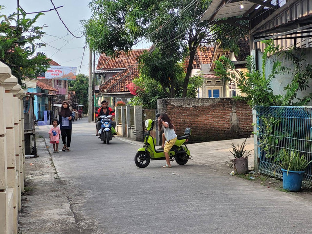 Anak-anak bermain sepeda listrik. Foto: Rizki Fajar Novanto/kumparan
