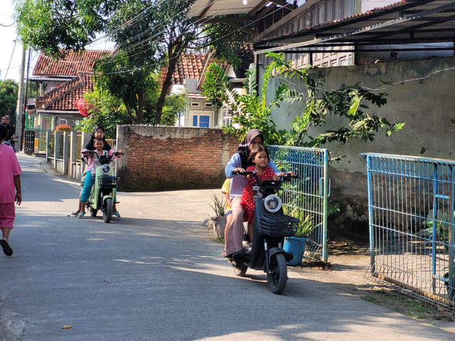 Anak-anak bermain sepeda listrik di Ciledug, Cirebon Foto: Rizki Fajar Novanto/kumparan