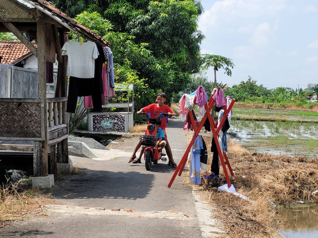 Anak-anak bermain sepeda listrik di Ciledug, Cirebon Foto: Rizki Fajar Novanto/kumparan