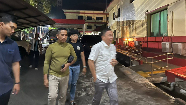 Aditya Hasibuan (kedua dari kanan) dan ayahnya AKBP Achiruddin Hasibuan (kedua dari kiri) tiba di Ditreskrimum Polda Sumut, Selasa (25/4/2023). Foto: Tri Vosa/kumparan