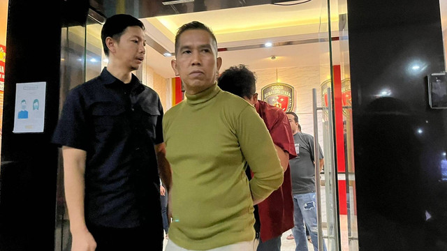 AKBP Achiruddin mengantar anaknya Aditya Hasibuan yang ditahan usai konfrensi pers di Ditreskrimum Polda Sumut , Selasa (25/4/2023). Foto: Tri Vosa/kumparan