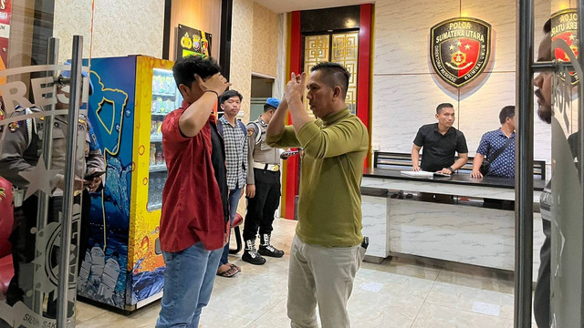 AKBP Achiruddin mengantar anaknya Aditya Hasibuan yang ditahan usai konfrensi pers di Ditreskrimum Polda Sumut , Selasa (25/4/2023). Foto: Tri Vosa/kumparan