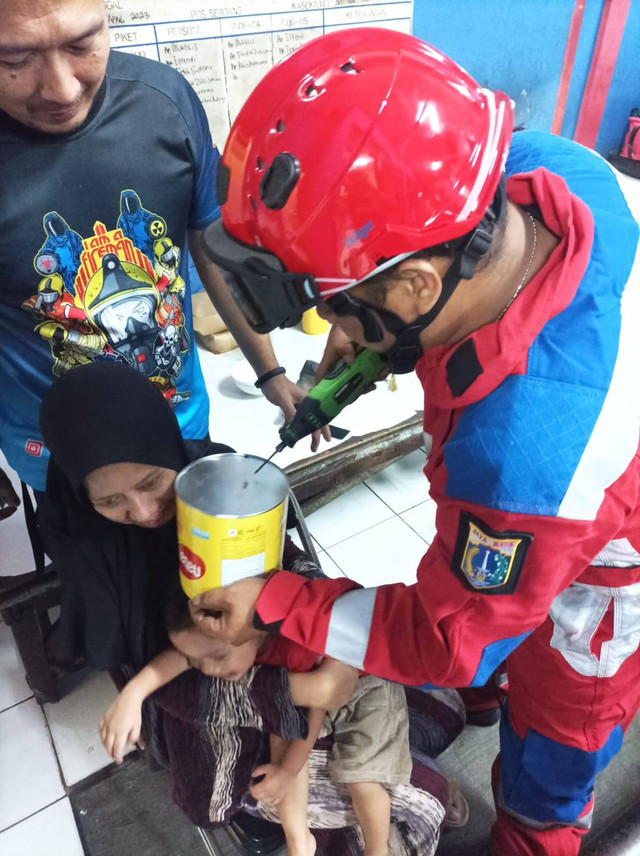 Kepala seorang anak terjebak di kaleng biskuit. Foto: Damkar DKI Jakarta