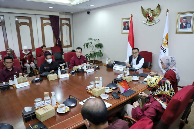 Menteri PANRB Abdullah Azwar Anas saat memimpin rapat perdana usai libur lebaran, Rabu (26/4). Foto: KemenPANRB