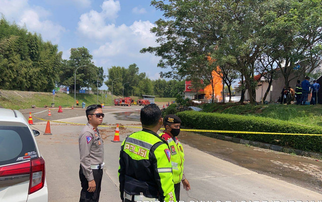 Semburan api di Rest Area KM 86B Tol Cipali, Rabu (26/4). Foto: Dok. Istimewa
