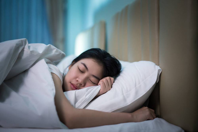 Ilustrasi perempuan tidur di malam hari.
Foto: Shutter Stock