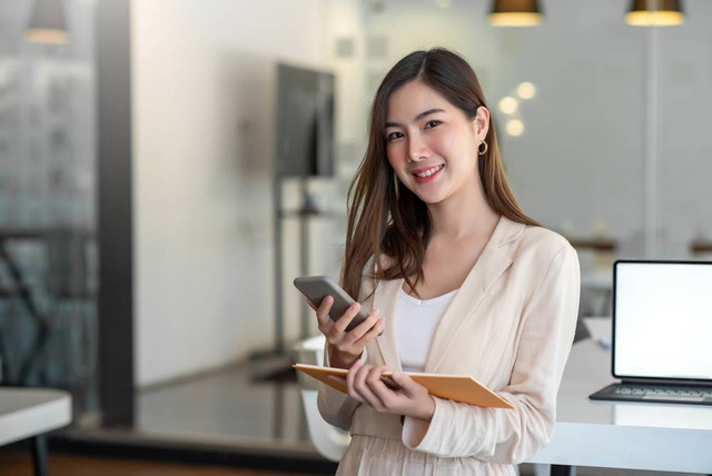 Ilustrasi perempuan mendapatkan bauty previlege. Foto: Shutter Stock