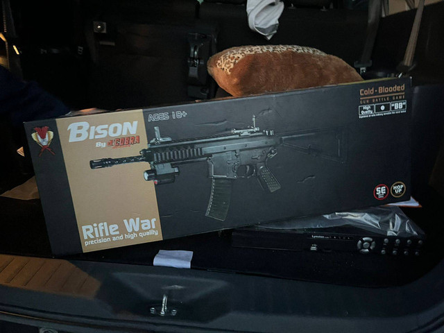 Sebagai ilustrasi: Bungkusan airsoft gun ditemukan dari penggeledahan rumah AKBP Achiruddin Hasibuan. Foto: Tri Vosa/kumparan
