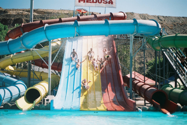 Daya Tarik Bandung Indah Waterpark, Lengkap dengan Harga Tiket Masuknya. Foto sebagai ilustrasi. Foto: Unsplash/Brandon Hoogenboom.