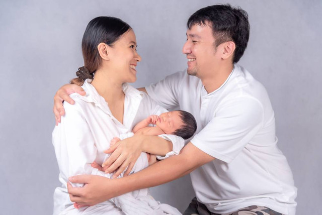 Ilustrasi pasangan dan anaknya yang baru lahir. Foto: Shutterstock