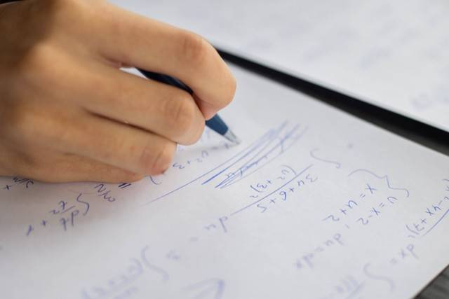Ilustrasi Cara Mengubah Desimal ke Pecahan dalam Matematika. Foto: Pexels/Monstera.