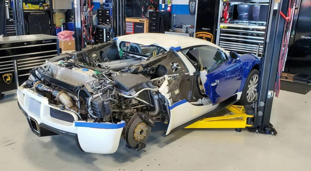 Proses penggantian busi dan koil Bugatti Veyron. Foto: dok. Carscoops