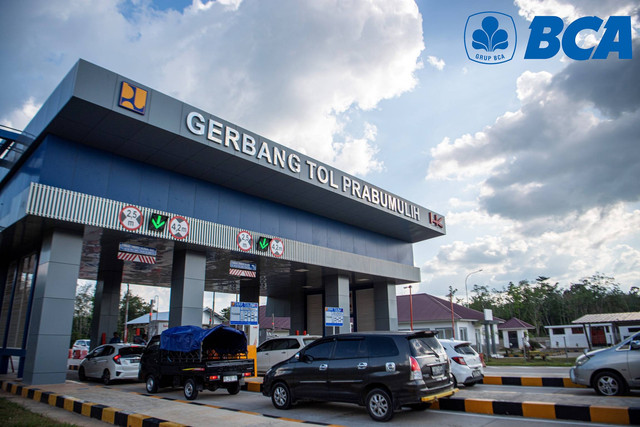 Sejumlah kendaraan antre melintasi gerbang tol Prabumulih jalan tol Trans Sumatera (JTTS) ruas simpang Indralaya-Muara Enim seksi simpang Indralaya-Prabumulih di Prabumulih, Sumatera Selatan, Selasa (18/4/2023). Foto: Nova Wahyudi/ANTARA FOTO