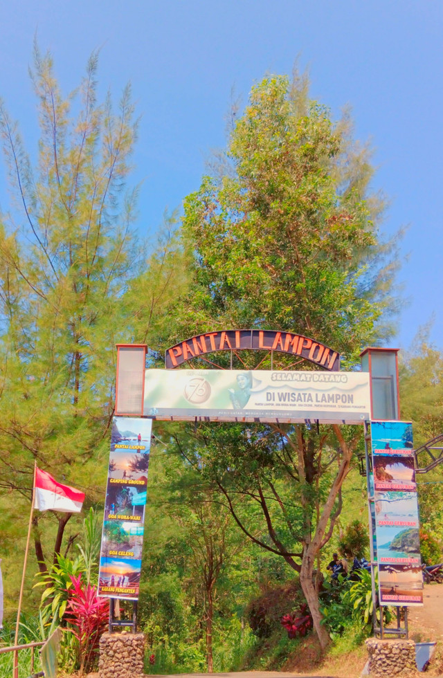 Pintu Masuk Pantai Lampon. Koleksi foto pribadi