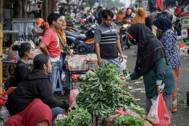 Pedagang sayur melayani pembeli di Pasar Minggu, Jakarta Selatan, Kamis (27/4/2023). Foto: Jamal Ramadhan/kumparan