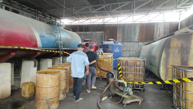Pengecekan gudang BBM solar yang diduga milik AKBP Achiruddin. Foto: Dok. Istimewa
