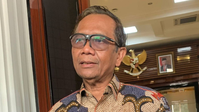 Menko Polhukam, Mahfud MD, saat jumpa pers di kantor Kemenko Polhukam, Jakarta, Kamis (27/4/2023). Foto: Luthfi Humam/kumparan