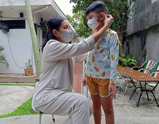 Menerapkan protokol kesehatan, salah satunya memakai masker perlu dilakukan di tengah naiknya lagi kasus COVID-19. Foto: Masruroh/Basra