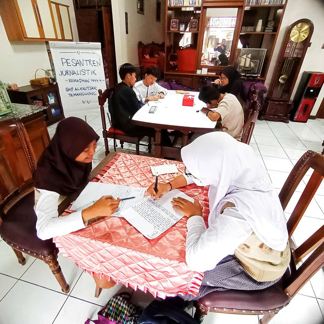 Suasana Pelatihan Pesantren Jurnalistik yang diikuti siswa-siswi SMP Alkautsar Temanggung (foto: pribadi)