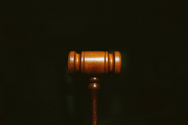 Ilustrasi Contoh Hukum Subjektif. (Foto: Tingey Injury Law Firm | Unsplash.com)