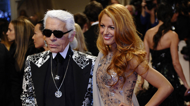 Desainer Karl Lagerfeld dan aktris Blake Lively menghadiri 'Alexander McQueen: Savage Beauty' Costume Institute Gala di The Metropolitan Museum of Art pada 2 Mei 2011. Foto: Timothy A. Clary/AFP