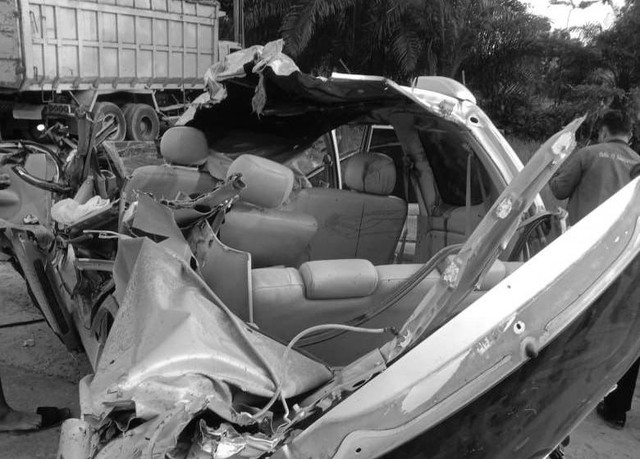 Tabrakan amat keras hingga membuat mobil itu lenyap atapnya. Dok: Ist.