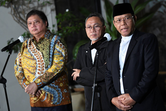 Ketum Golkar Airlangga Hartarto bersama Ketum PAN Zulkifli Hasan dan Plt Ketum PPP Mardiono memberikan keterangan pers usai melakukan silaturahmi Koalisi Indonesia Bersatu (KIB) di kediaman Airlangga Hartarto, di Jakarta, Kamis (27/4/2023). Foto: M Risyal Hidayat/ANTARA FOTO