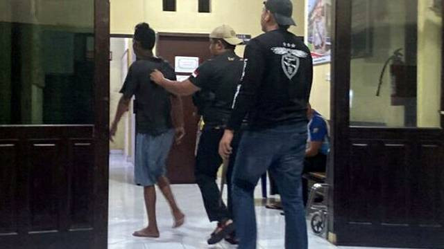 Pelaku pengancaman menggunakan pisau ekor ikan pari saat diamankan polisi. (foto: dokumen istimewa)