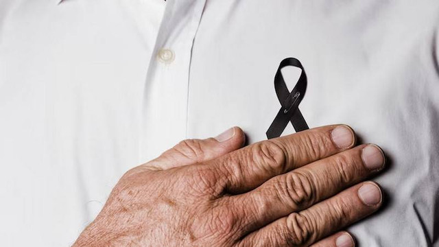 PB IDI mengajak dokter anggotanya untuk mengenakan pita berwarna hitam selama satu bulan sebagai reaksi atas terjadinya tiga insiden. (Sumber: Freepik)