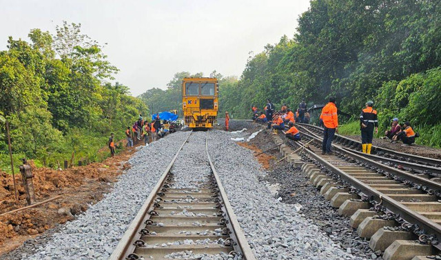 Jalur lintasan kereta apiyang mengalami ambles di kilometer 206+0/2 petak jalur antara Stasiun Gilas-Sepancar. PT KAI masih terus melakukan perbaikan. | Foto : Dok. PT KAI Divre IV Tanjungkaran