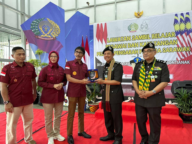 Pejabat Penjara Malaysia saat berkunjung ke Lapas Pontianak. Foto: Teri/Hi!Pontianak