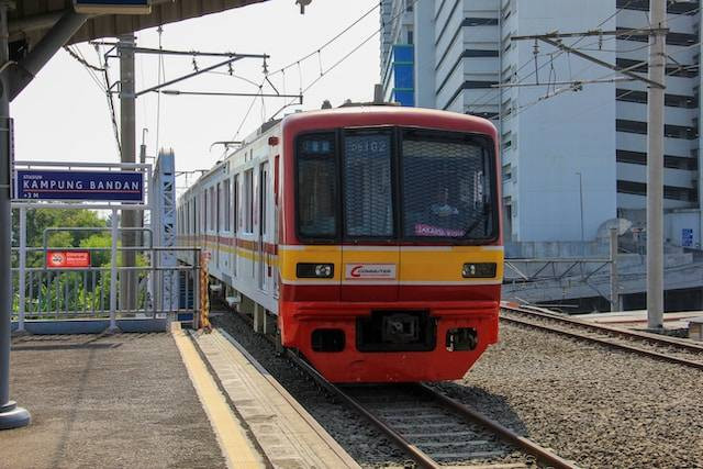 Ilustrasi syarat naik KRL 2023 terbaru. Sumber: Unplash/ Fasyah Halim