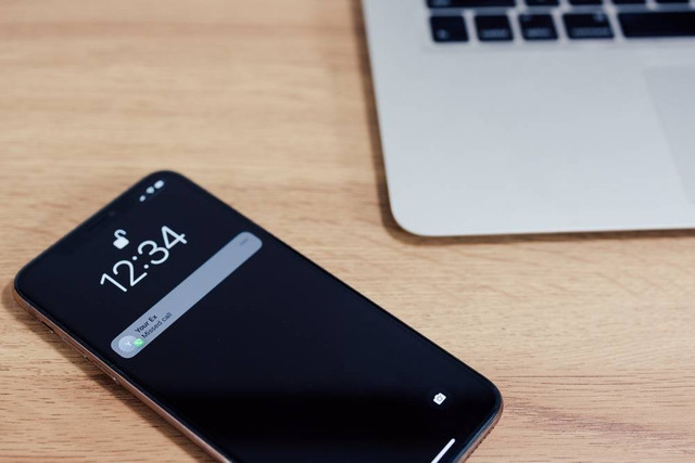 Ilustrasi dihubungi mantan. Foto: Shutterstock