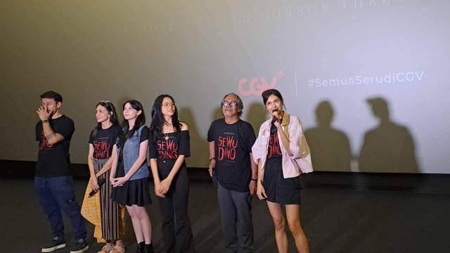 Mikha Tambayong (kanan) saat menyapa penonton film Sewu Dino di Pakuwon Mall Yogyakarta. Foto: istimewa