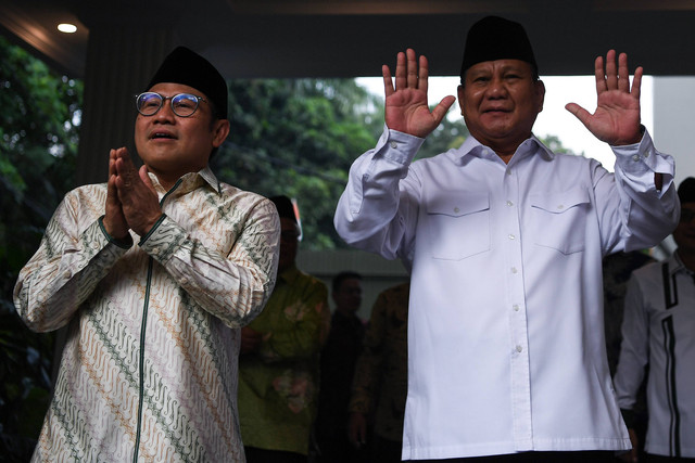 Ketua Umum Partai Gerindra Prabowo Subianto (kanan) bersama Ketua Umum PKB Muhaimin Iskandar menyapa sejumlah wartawan di kediaman Kertanegara, Jakarta Selatan, Jumat (28/4/2023). Foto: Sigid Kurniawan/Antara Foto