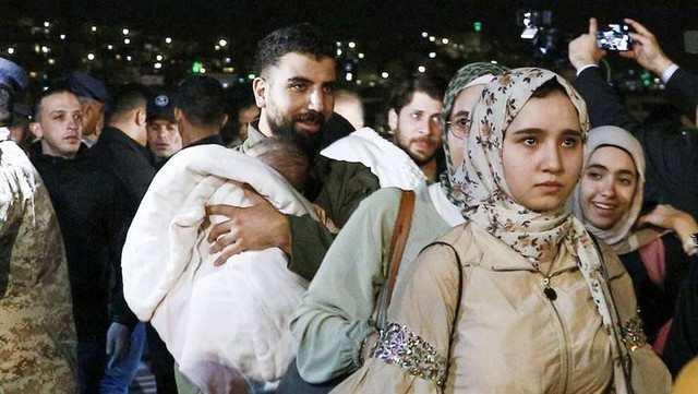 Evakuasi warga Sudan yang tiba di bandara militer Amman pada tanggal 24 April 2023. (AFP melalui Getty Images/KHALIL MAZRAAWI)