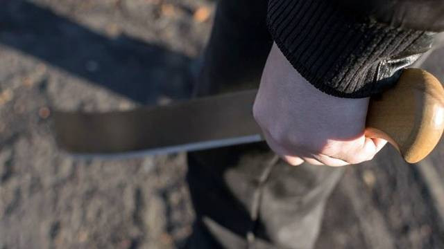 Ilustrasi orang membawa senjata tajam jenis parang.