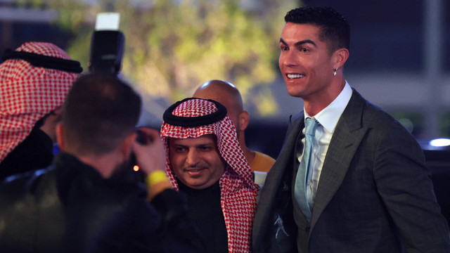 Presiden Al Nassr, Musalli Al-Muammar; bersama Cristiano Ronaldo. Foto: Fayez Nureldine / AFP