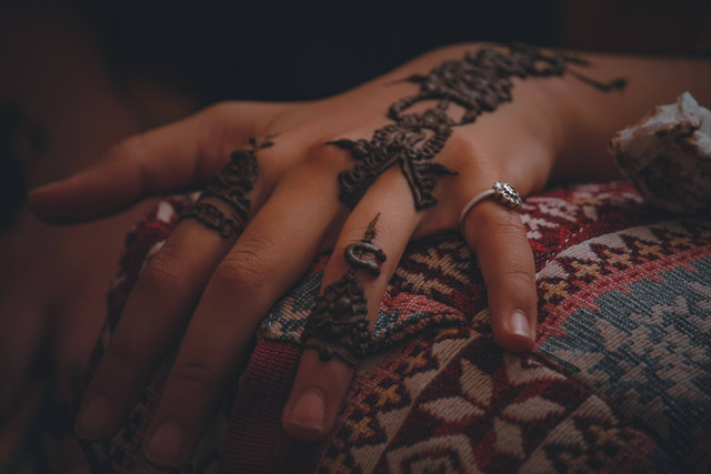 Ilustrasi Cara Menghilangkan Henna di Tangan dengan Mudah. Foto: Unsplash/Adil Euardo.