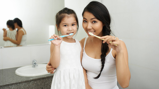 Ilustrasi menggosok gigi bersama anak. Foto: Dragon Images/Shutterstock