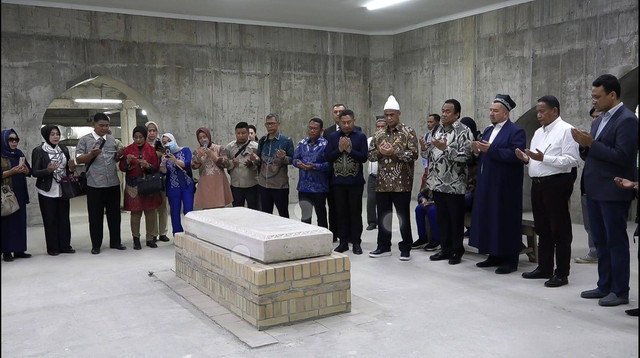 Wakil Ketua DPR RI Bidang Korinbang, Rachmat Gobel, ziarah ke makam Imam Bukhori di Samarkand, Uzbekistan, Jumat (28/4/2023). Foto: Dok. Istimewa