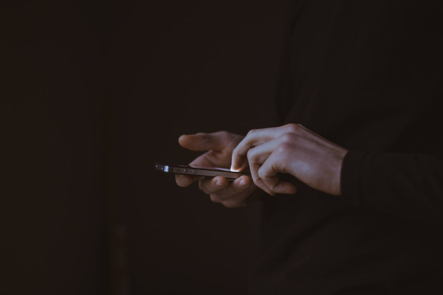 Ilustrasi Cara Mengecek Pulsa Tri. Foto: Unsplash/Gilles Lambert