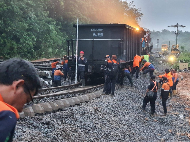 Jalur lintasan kereta api yang mengalami ambles di kilometer 206+0/2 petak jalur antara Stasiun Gilas-Sepancar. PT KAI masih terus melakukan perbaikan. | Foto : Dok. PT KAI Divre IV Tanjung Karang