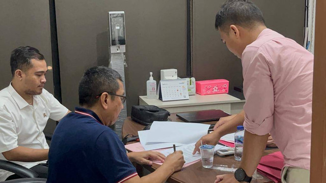 Direktur Utama PT Waskita Karya (Persero) Tbk, Destiawan Suwardjono, saat akan ditahan Kejaksaan Agung. Foto: Dok. Kejaksaan Agung