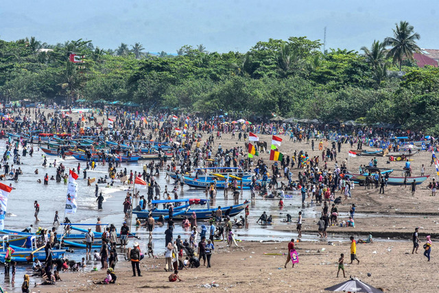 Pengunjung memadati pesisir pantai barat di Kabupaten Pangandaran, Jawa Barat. Foto: Adeng Bustomi/ANTARA FOTO
