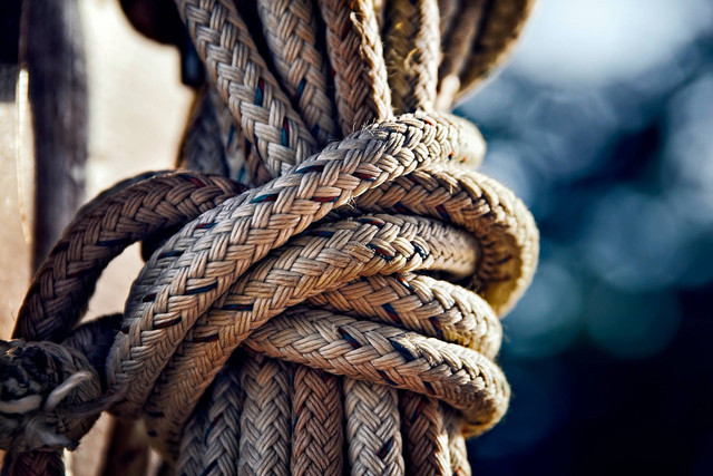 Ilustrasi Lawan Kata Longgar. (Foto: Robert Zunikoff | Unsplash.com)