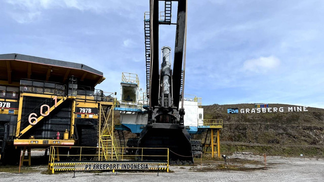 Alat berat dan truk pengangkut bijih tembaga terparkir di Grasberg, eks area penambangan PT Freeport Indonesia. Foto: Wendiyanto Saputro/kumparan