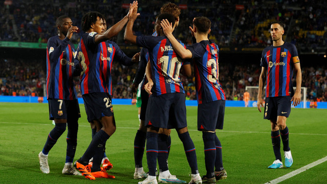 Para pemain FC Barcelona merayakan setelah Guido Rodriguez dari Real Betis mencetak gol bunuh diri dan gol keempat FC Barcelona saat pertandingan Liga Spanyol 2022/23 di Stadion Camp Nou. Foto: Albert Gea/Reuters